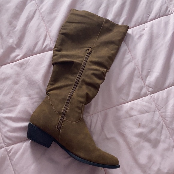 Suede boots - Picture 2 of 2